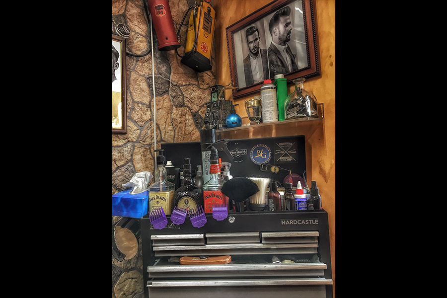 inside barber hector peluqueros