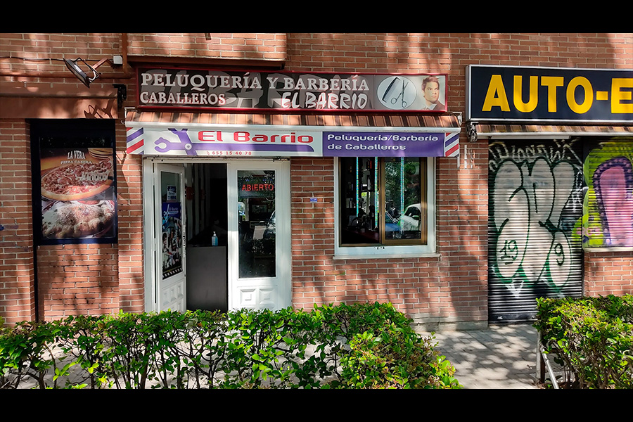 fachada peluqueria y barberia el barrio
