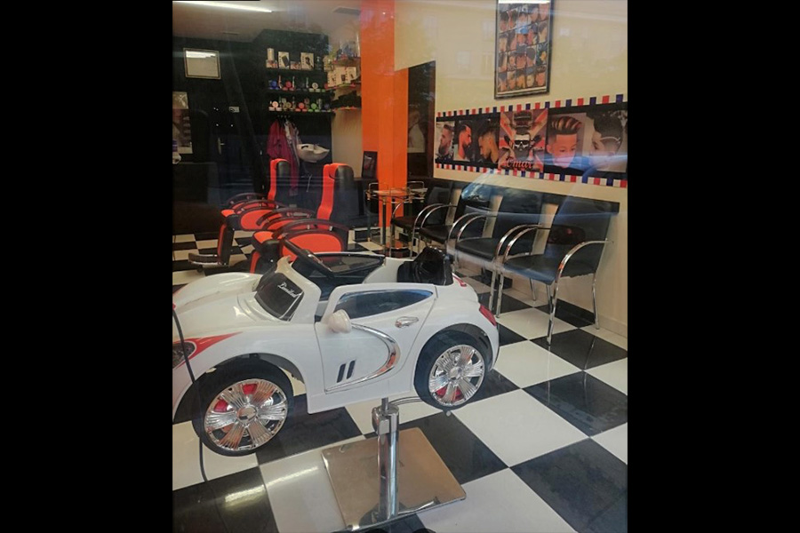 interior omar barber shop