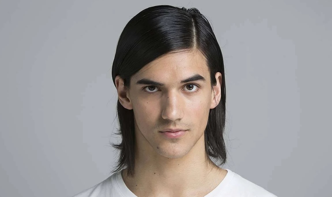 Corte de pelo largo con raya