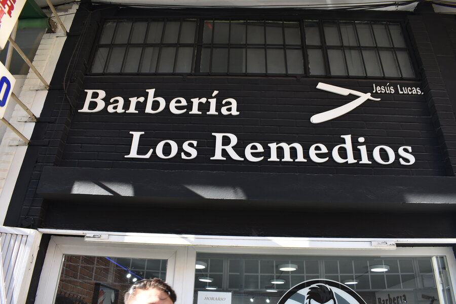 Fachada barbería los remedios
