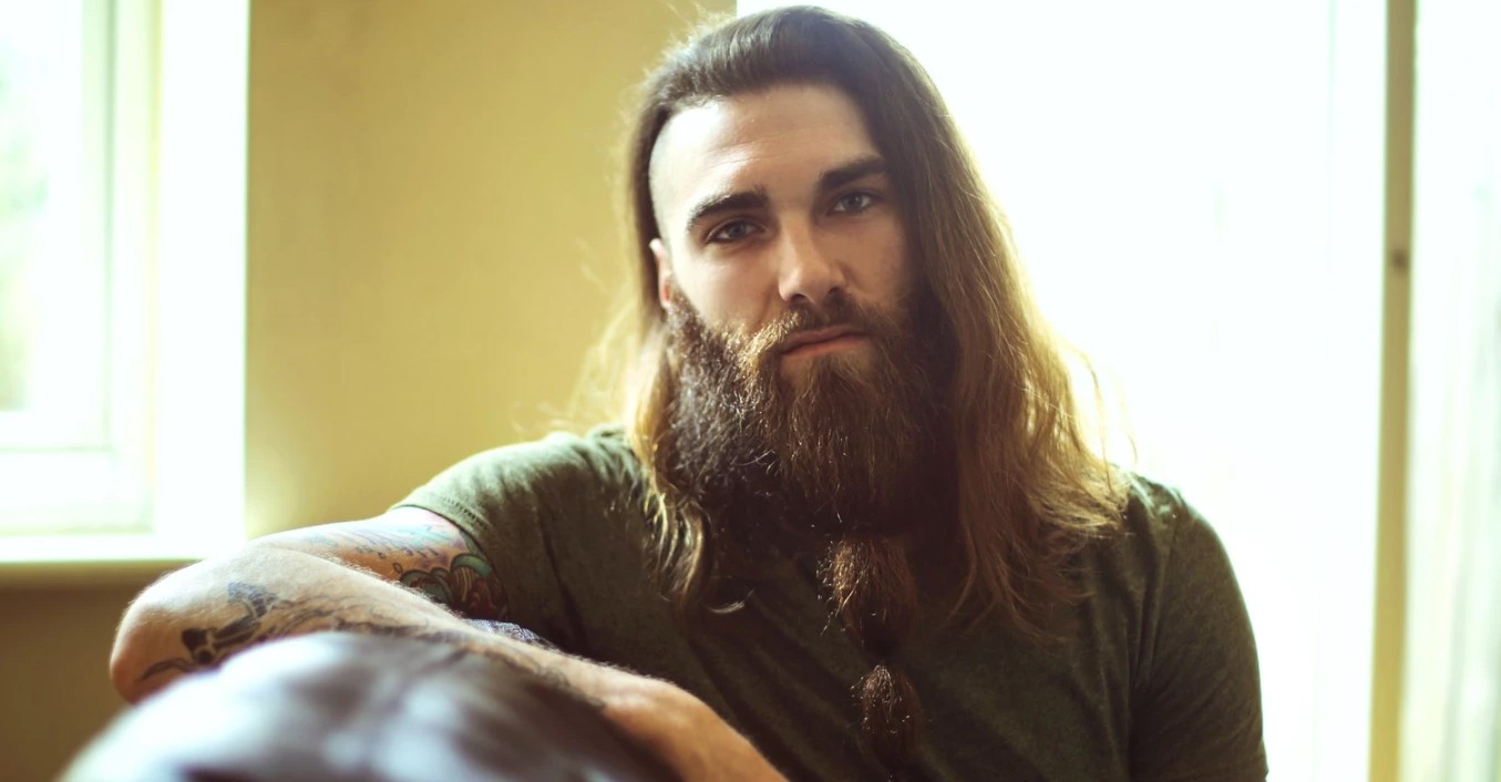 Cortes de pelo para hombre con pelo liso y fino largo el estilo vikingo