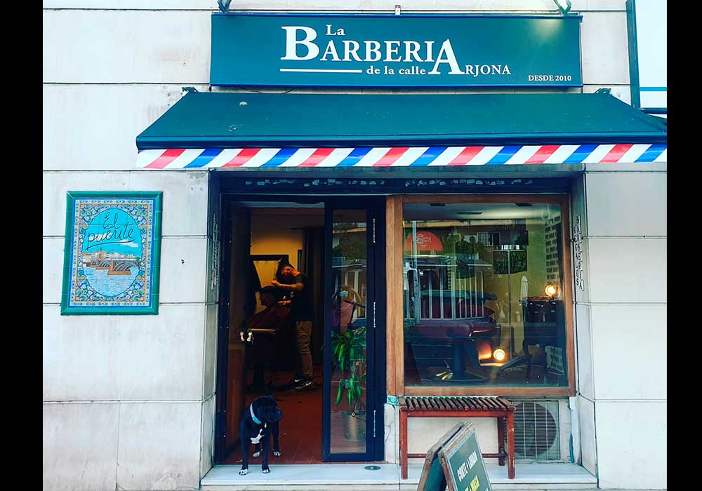 Fachada de la barberia de arjona