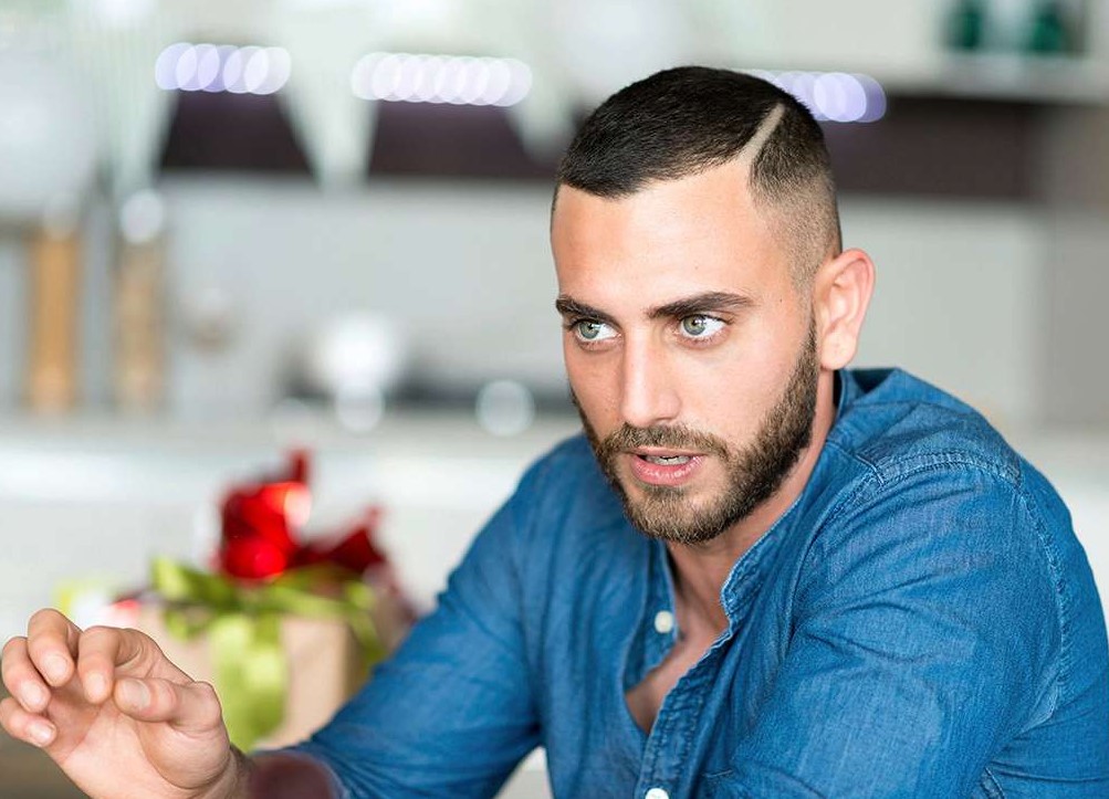 Lineas en el pelo hombre la raya marcada