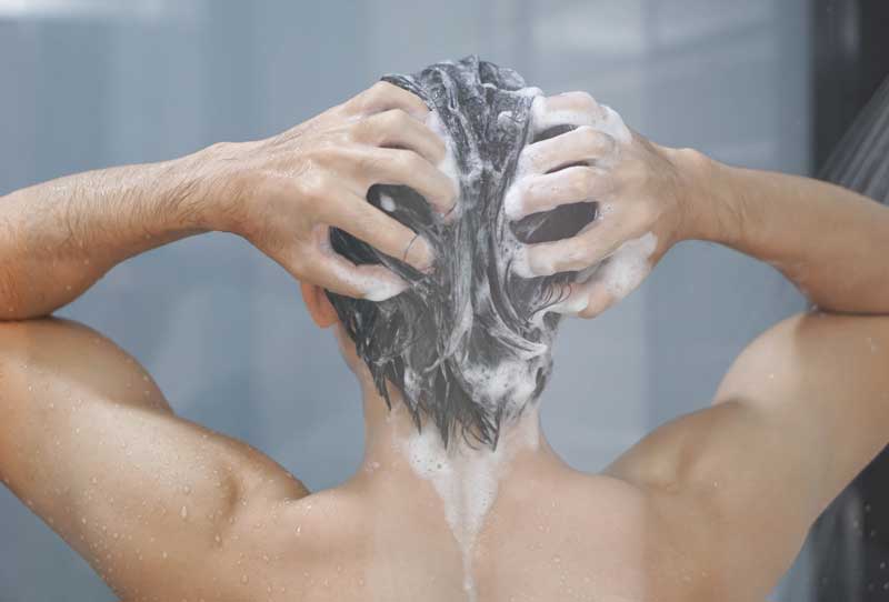 Como lavar el pelo largo si eres hombre