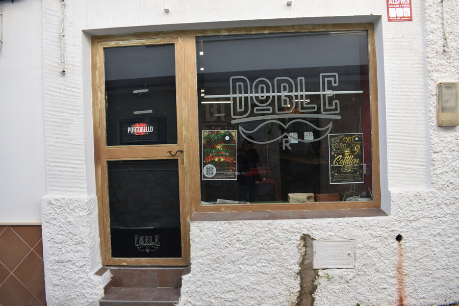 Fachada doble r barberia