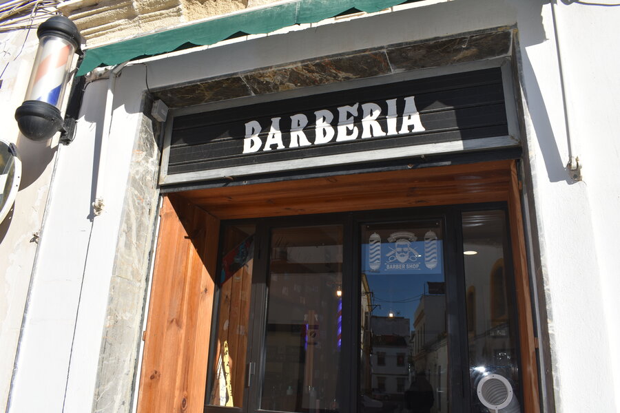 Fachada moustache barber shop