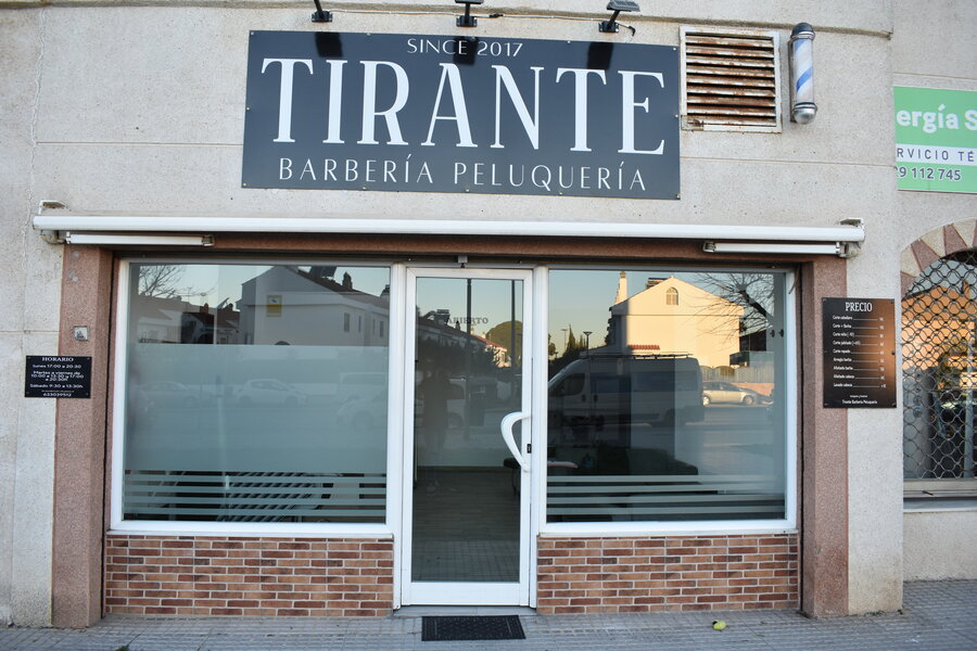 Fachada tirante barbería peluquería