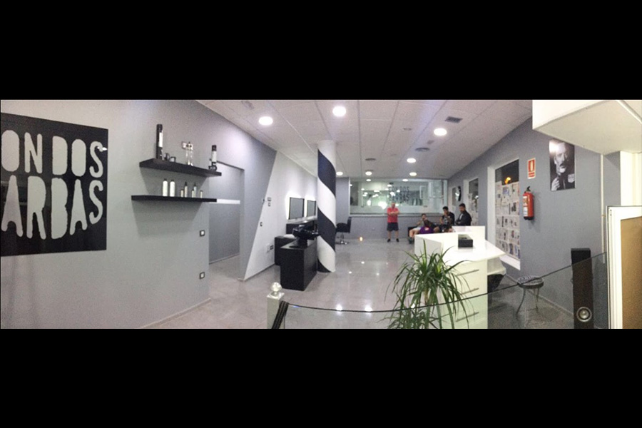 interior barberia con dos barbas
