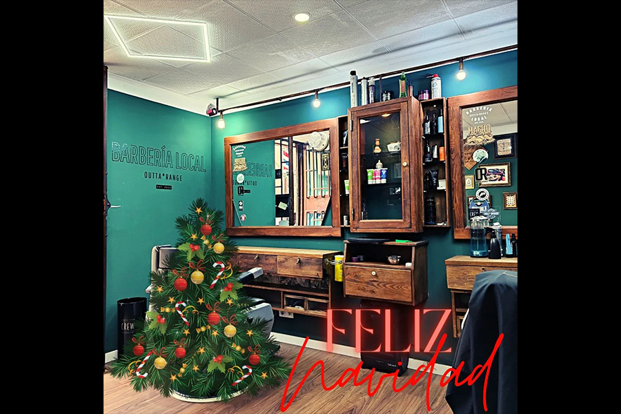 interior la barberia local outta range