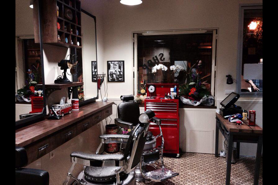 interior principal barbershop de la vila