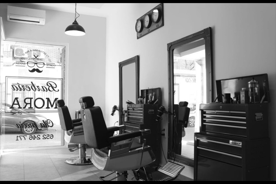 interior principal mora barberia
