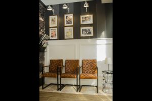 interior sillas ruben salazar barbershop