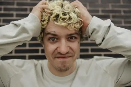 10 ideas de cortes de pelo con color para hombres