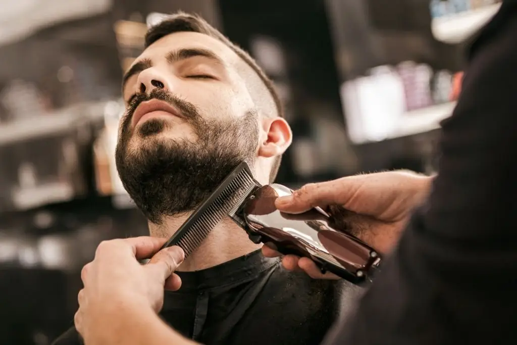 barbero arreglando barba