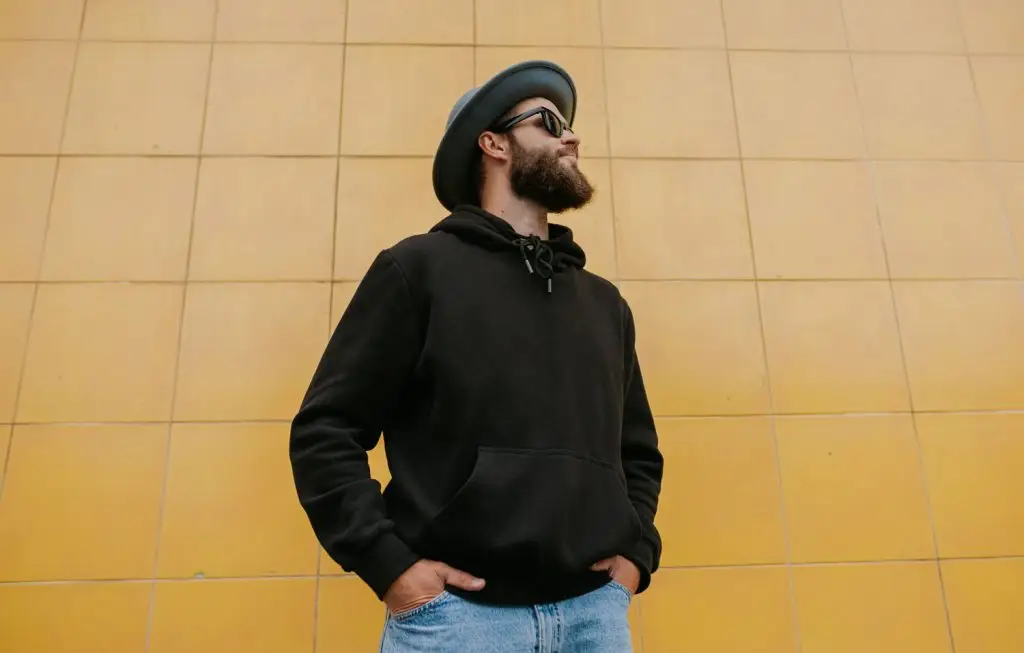 hombre con barba espartana