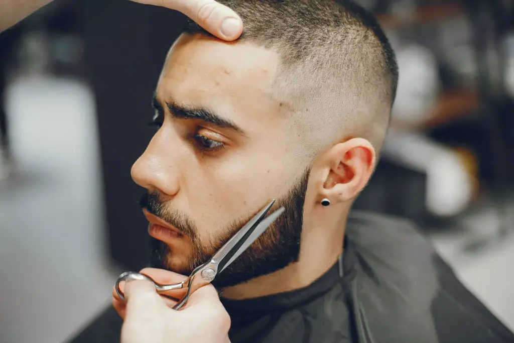 hombre corta barba barberia