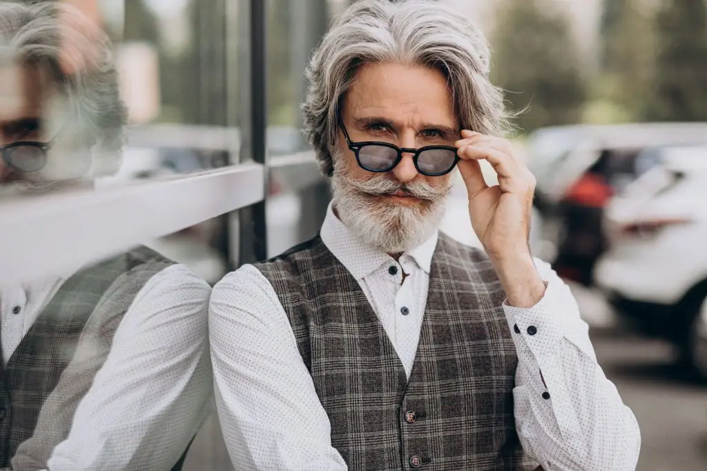 hombre negocios guapo parado afuera pensando