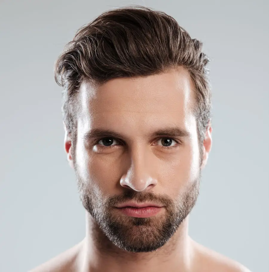 retrato joven barbudo concentrado