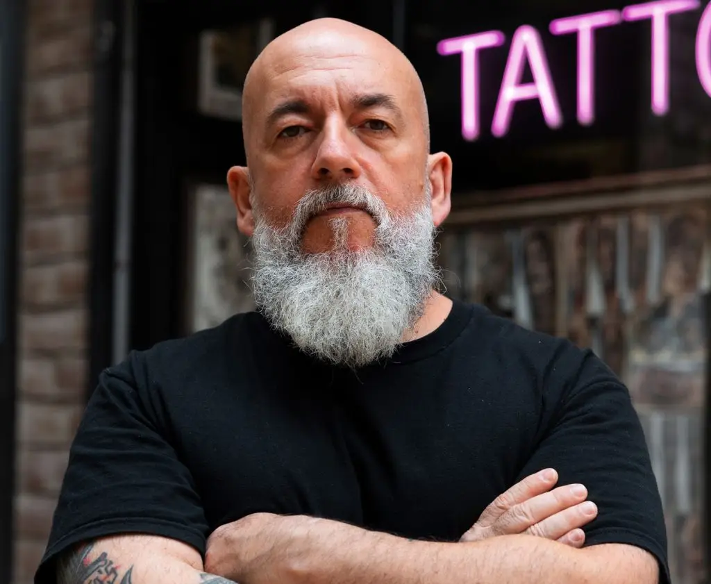 tatuador experimentado frente su estudio