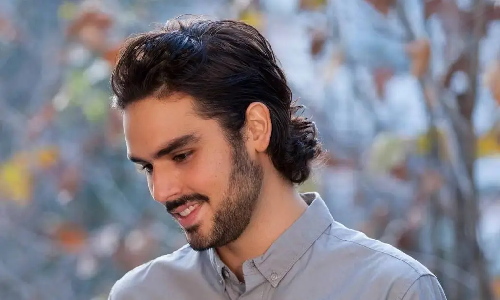 Cortes de pelo hombre largo con barrido lateral