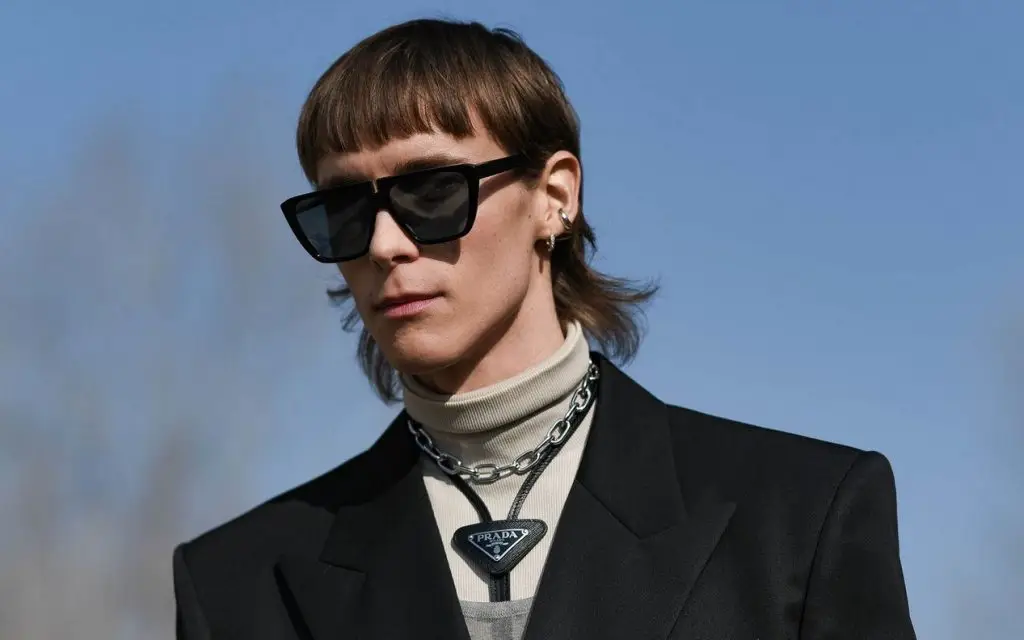 Mullet pelo largo hombre vuelta a los ochenta