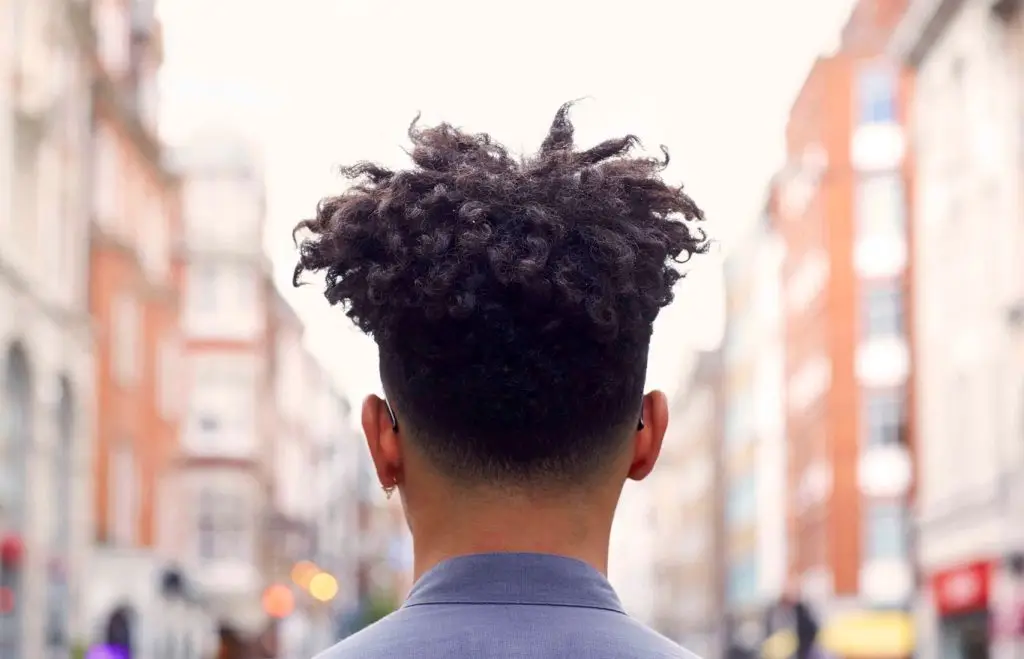 Pelo afro hombre corto tendencia entre hombres con pelo muy rizado