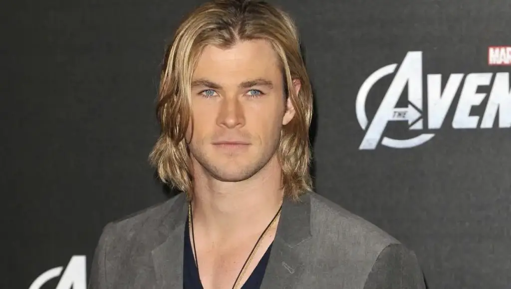 Pelo largo ondulado para hombre un look muy natural