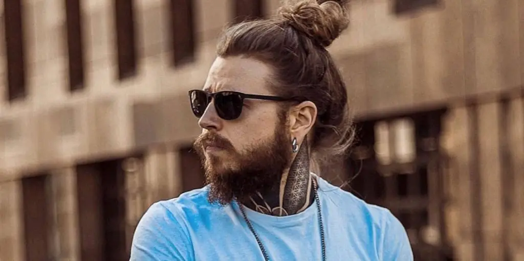 Pelo largo para hombre con coleta