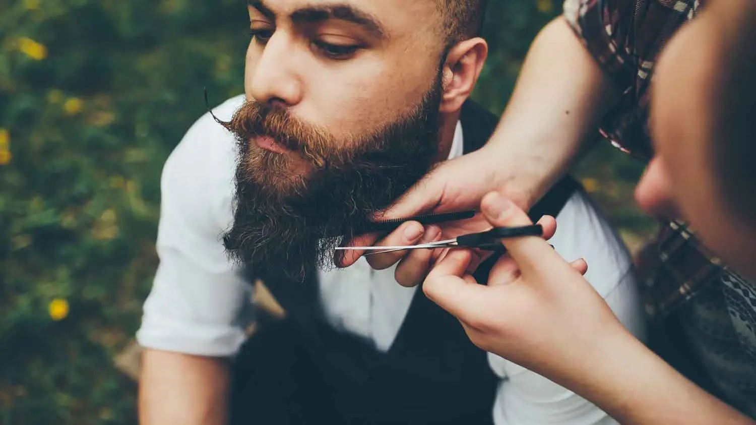 barbero afeita hombre barbudo ambiente vintage