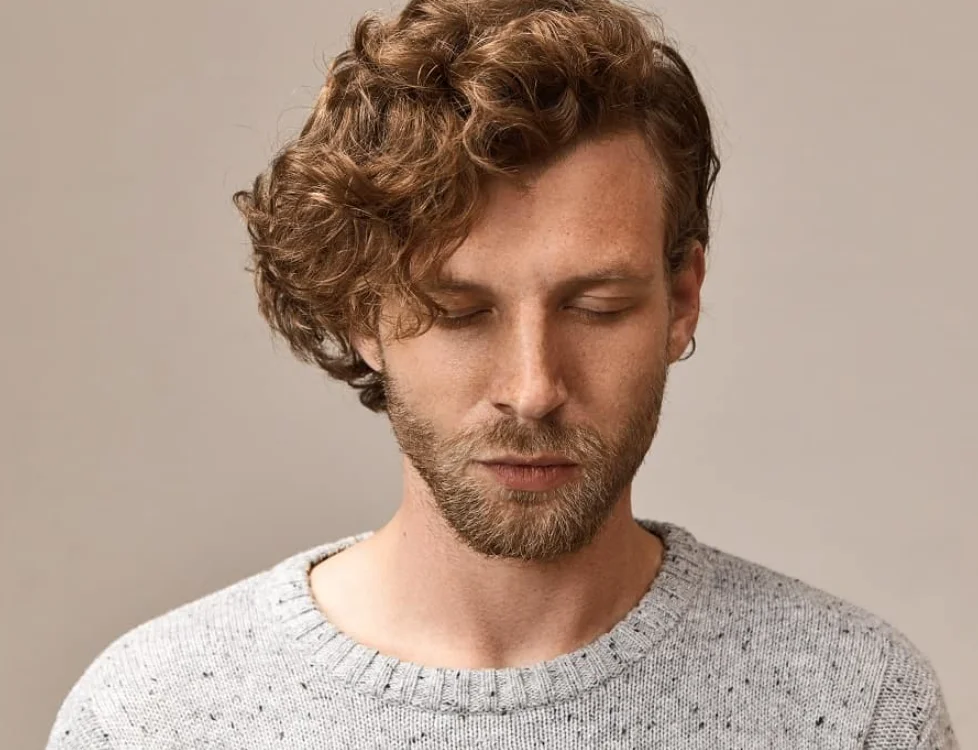 cortes asimetricos de pelo rizado con media melena