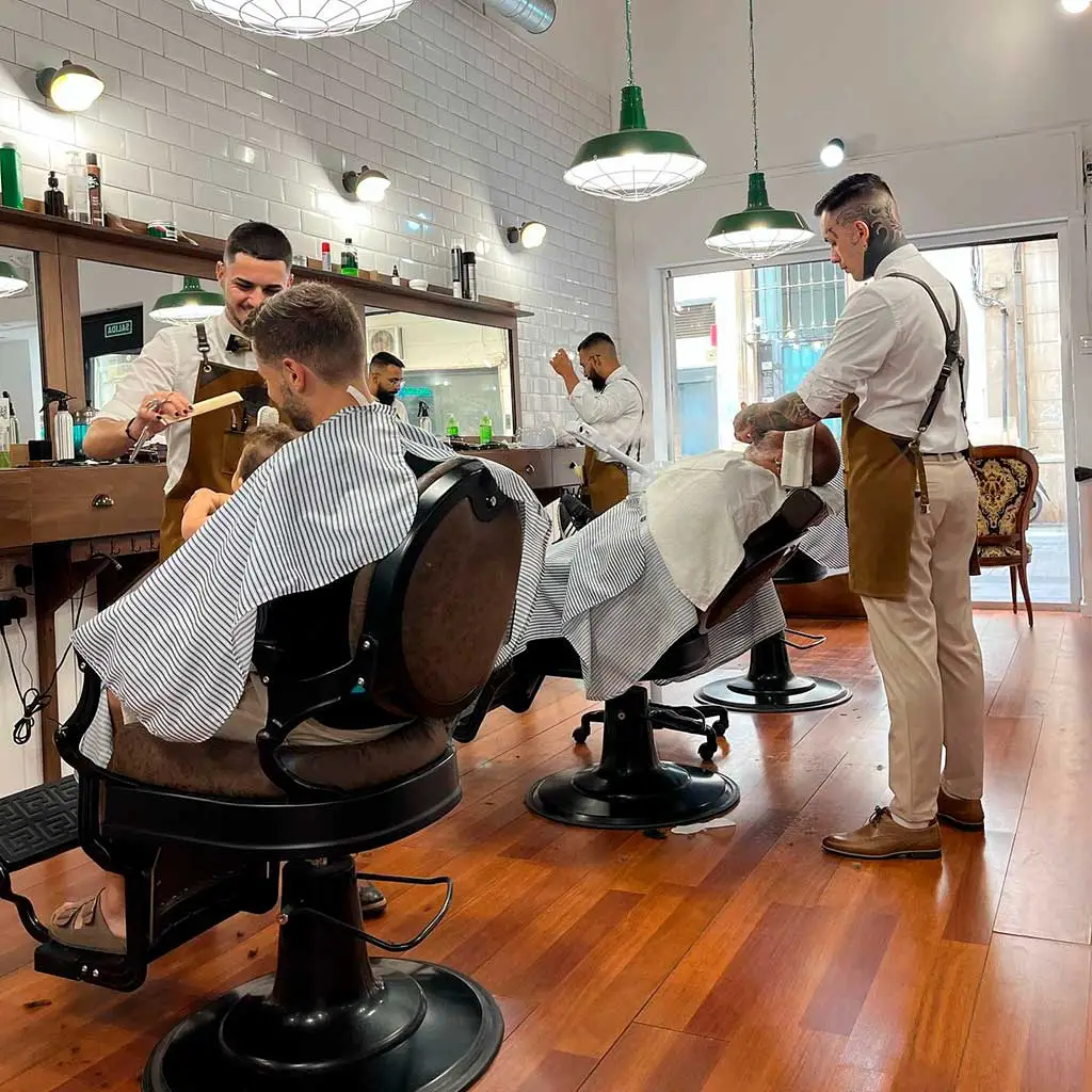 personal trabajando barberia gran ducado