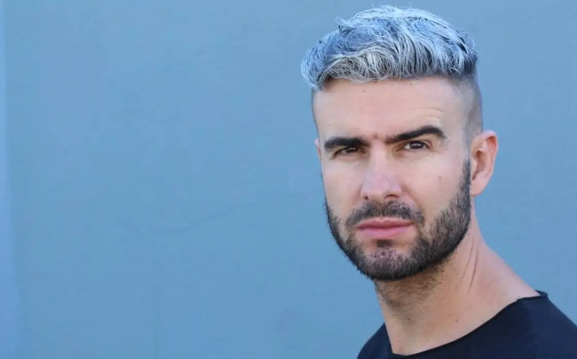 Corte de pelo alternativo para hombre con tintes