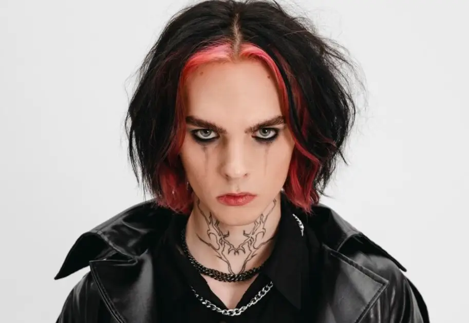 Cortes de pelo atrevidos de hombre estilo emo
