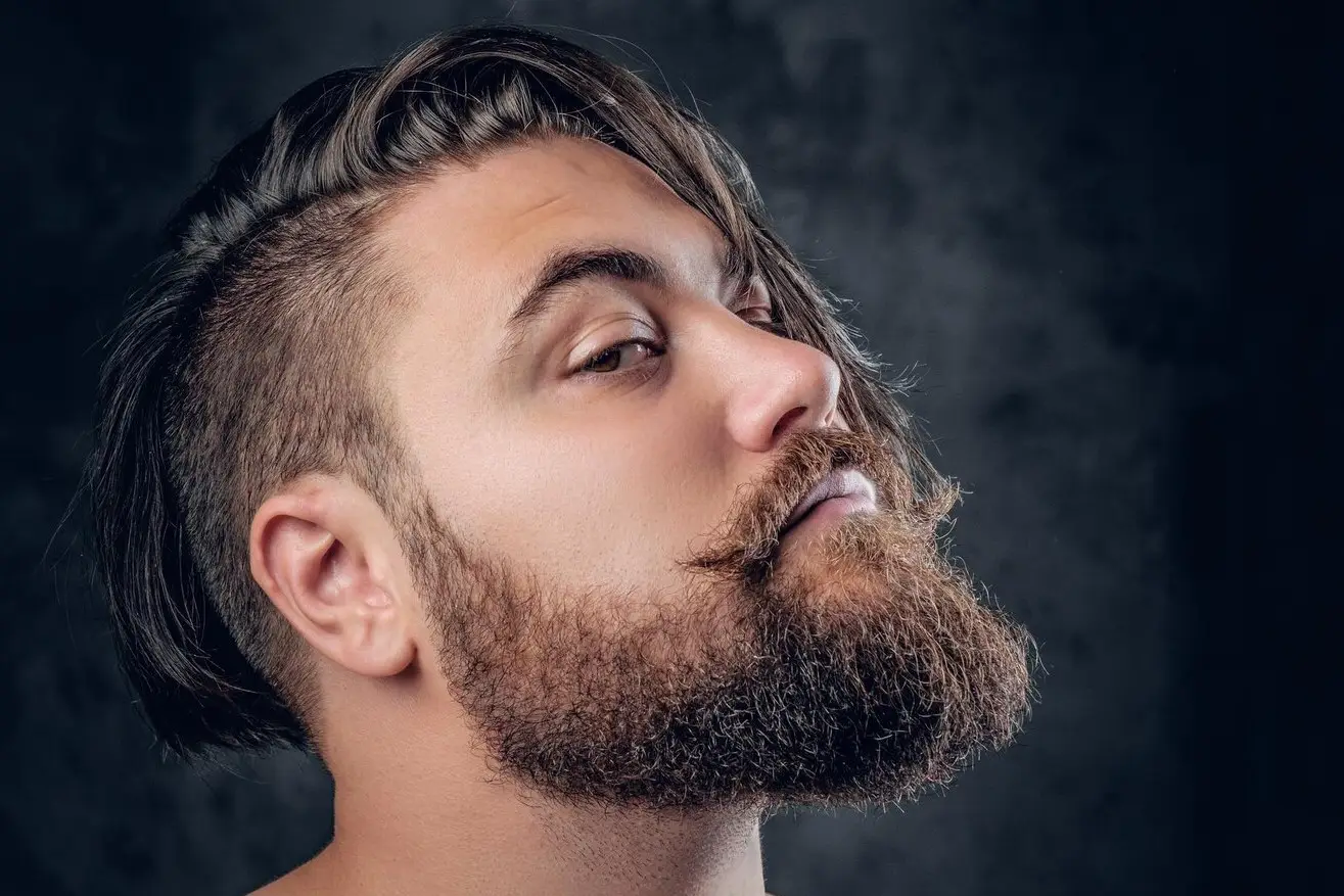 Fusion de cortes de pelo moderno con estilo hipster