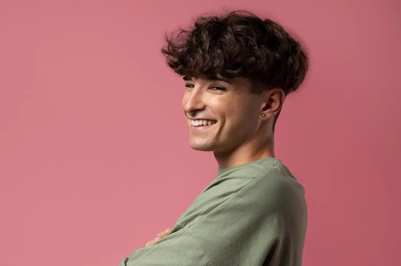 Moderno corte de pelo rizado hombre