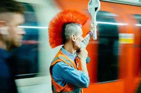 ¿Qué caracteriza los cortes de pelo punk para hombre?
