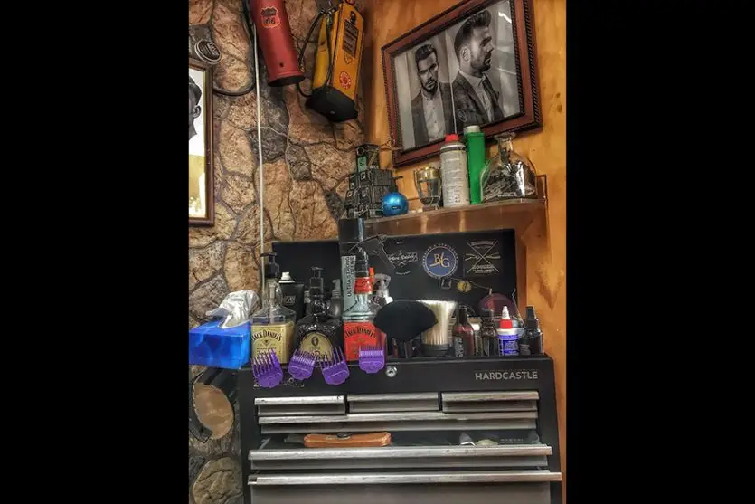 inside barber hector peluqueros