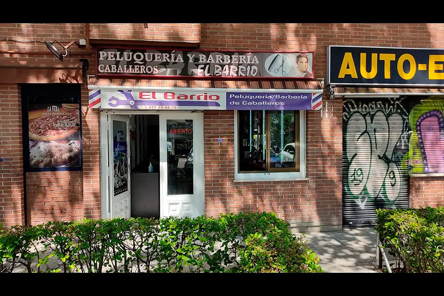 fachada peluqueria y barberia el barrio