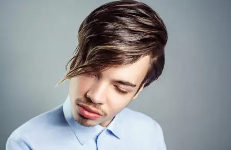 ¿Cómo se hacen las mechas en cortes masculinos de pelo corto?