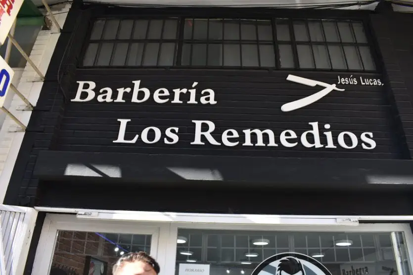 Fachada barbería los remedios