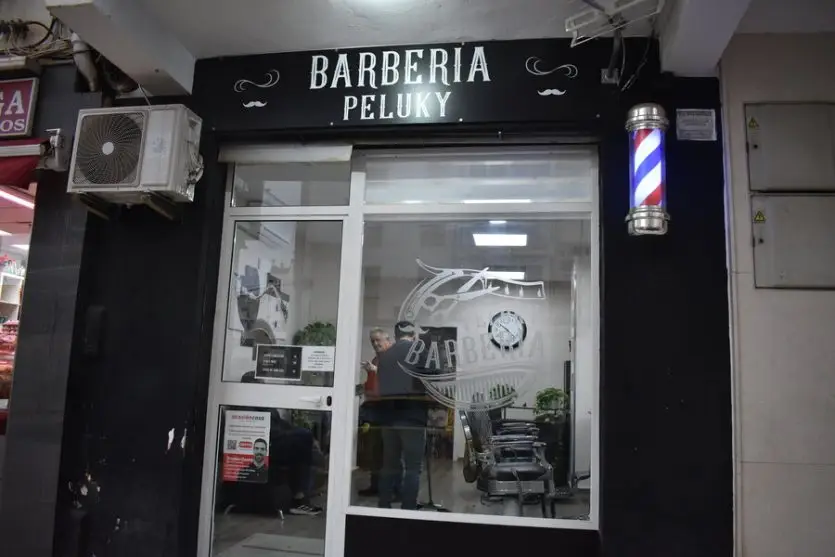 Fachada barberia peluky