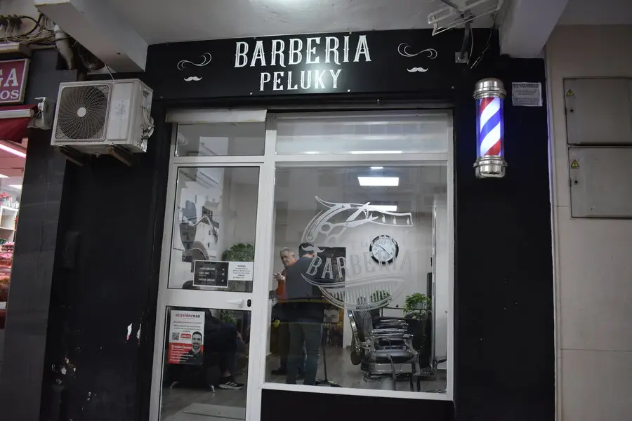 Fachada barberia peluky