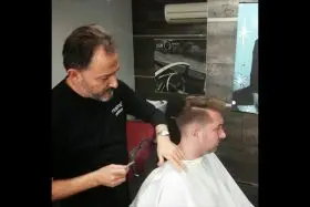 corte Barber Shop Peluquería Fernando tijera