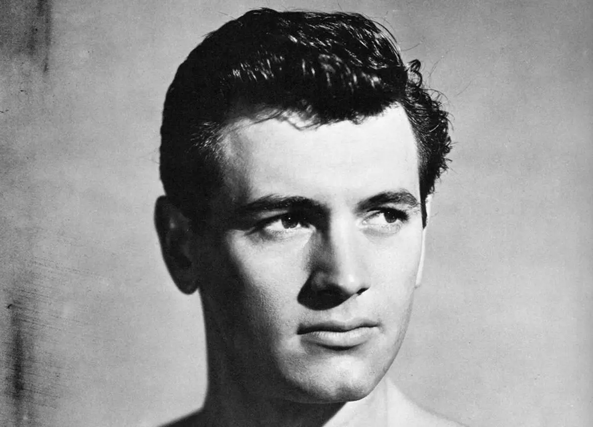 La raya al lado con pelo medio de Rock Hudson