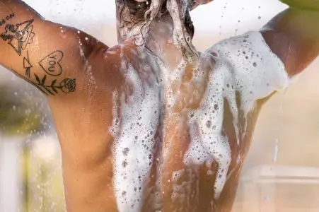 Cómo lavar el pelo largo en hombres: trucos y consejos