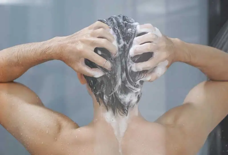 Como lavar el pelo largo si eres hombre