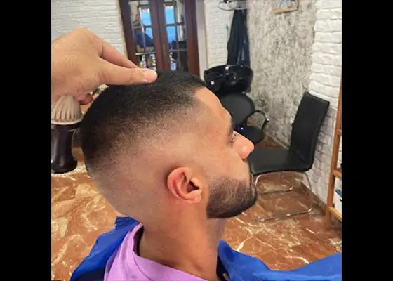 Corte degradado perfilado barba