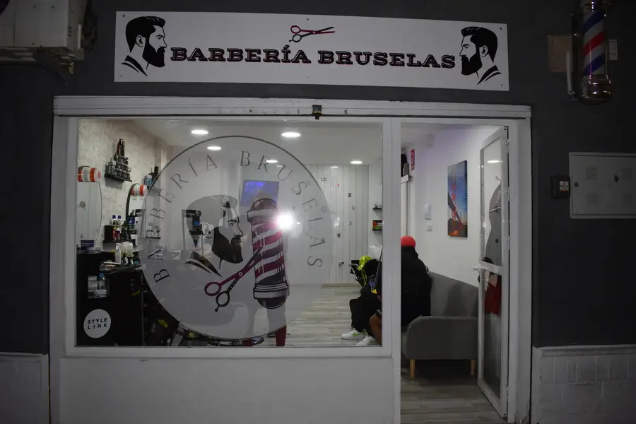 Fachada barberia bruselas