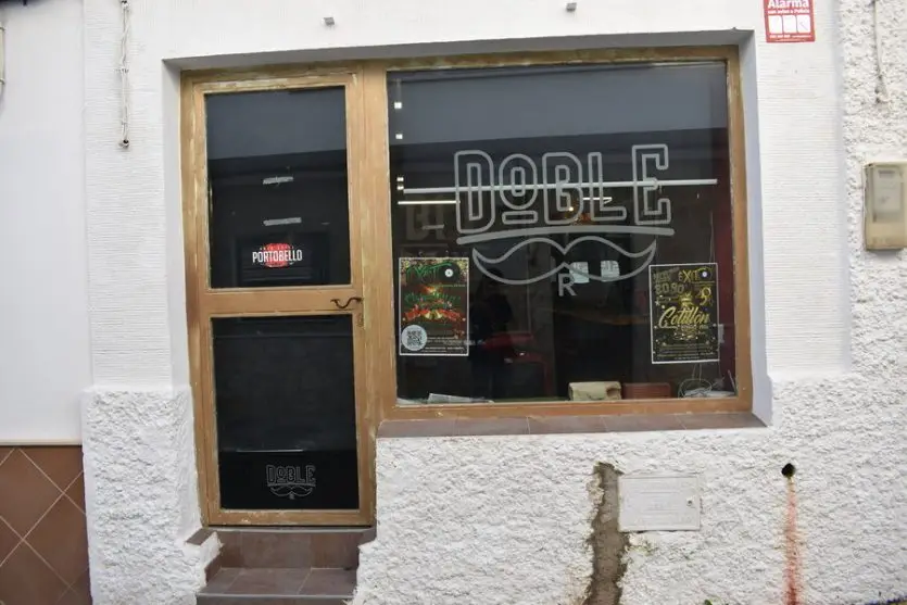 Fachada doble r barberia